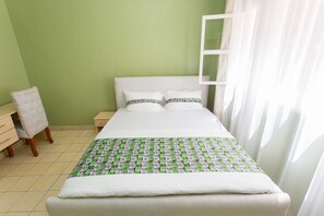 Deluxe-Doppelzimmer, 1 Doppelbett | 5 Schlafzimmer, Schreibtisch, Bügeleisen/Bügelbrett, Bettwäsche