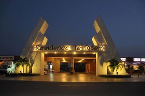 ด้านหน้าที่พัก - ตอนเย็น/กลางคืน