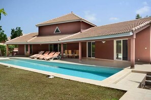 สระว่ายน้ำกลางแจ้ง