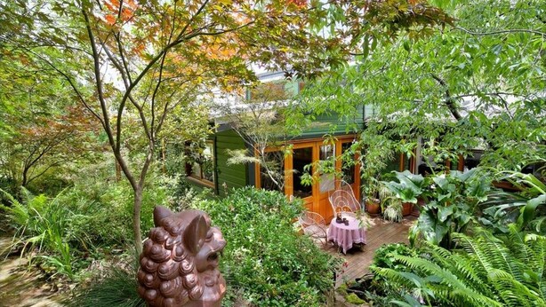 A lush garden with a wooden gazebo, a statue, and a table with chairs. - Black Cockatoo - Secret Garden Mountains Home (Katoomba)