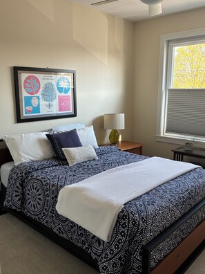 2 bedrooms, desk, iron/ironing board, free WiFi - Fireworks, Hot Tub & West Bay Views (Traverse City)