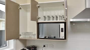 Basic Villa, 4 Bedrooms, 2 Bathrooms, Courtyard View | Room amenity