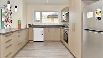 Basic Villa, 4 Bedrooms, 2 Bathrooms, Courtyard View | Private kitchen | Full-size fridge, microwave, oven, stovetop