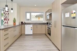 Basic Villa, 4 Bedrooms, 2 Bathrooms, Courtyard View | Private kitchen