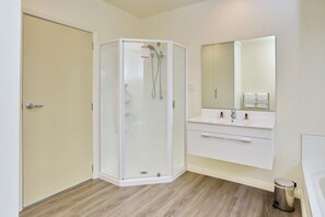 Basic Villa, 4 Bedrooms, 2 Bathrooms, Courtyard View | Bathroom | Separate tub and shower, deep soaking tub, free toiletries, hair dryer - Weston Villa (Christchurch)