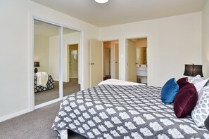 4 bedrooms, individually decorated, individually furnished - Weston Villa (Christchurch)