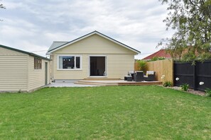 Sun deck - Weston Villa (Christchurch)