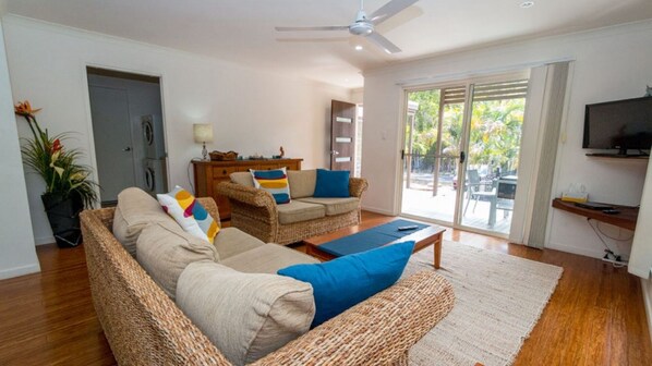 TV, books - Dolphin Escape Holiday House (HORSESHOE BAY)