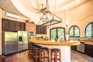 Fridge, microwave, oven, stovetop - Steps from the beach ! Stunning Villa w/ concierge, butler, doorman. (Jacó)