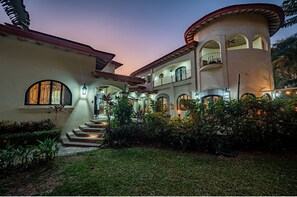 Exterior - Steps from the beach ! Stunning Villa w/ concierge, butler, doorman. (Jacó)