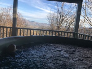 Outdoor spa tub - 5-Star home OPEN for business in beautiful Franklin NC
 (Franklin)