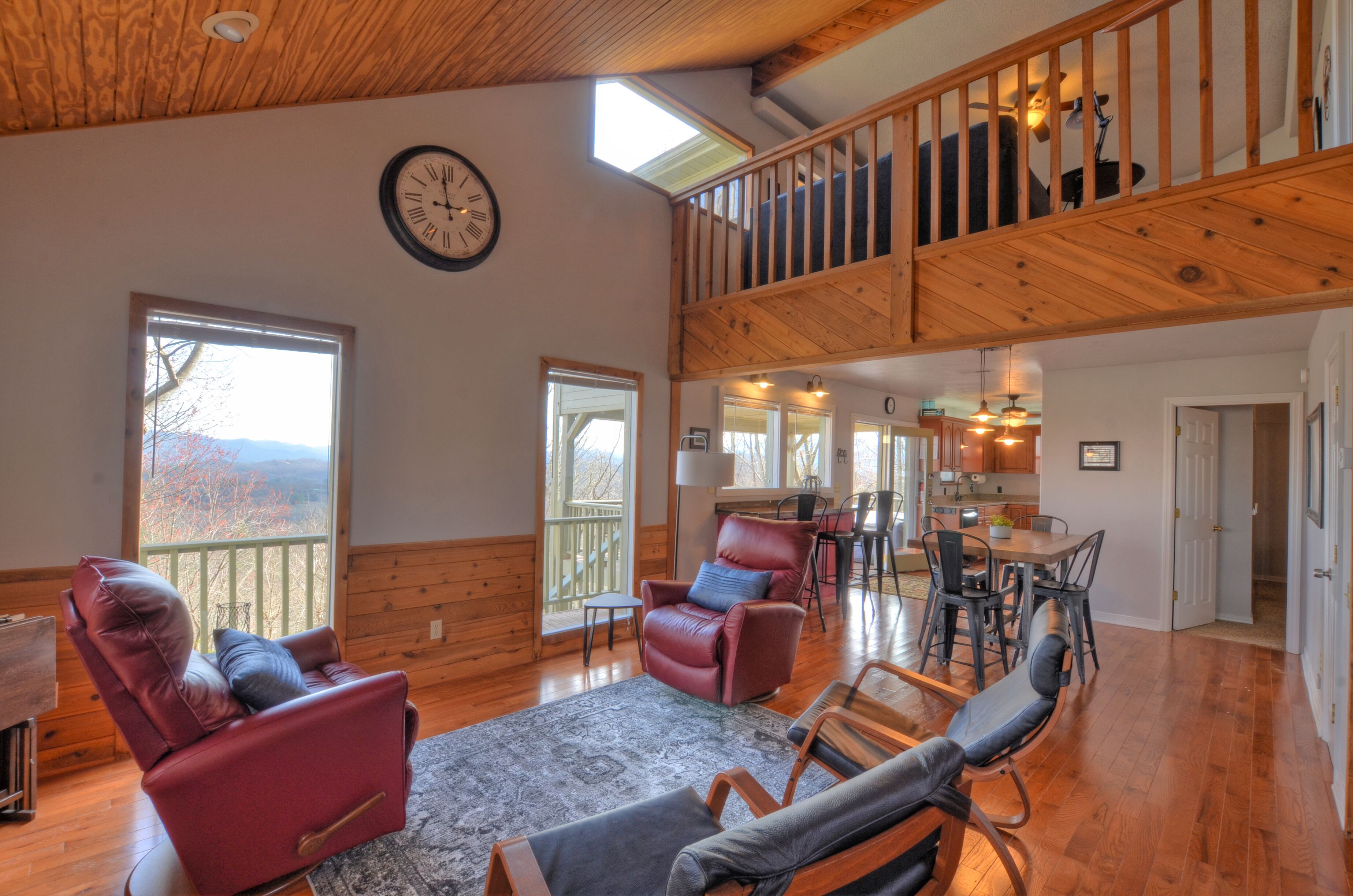 Televisie, een open haard, een dvd-speler en boeken