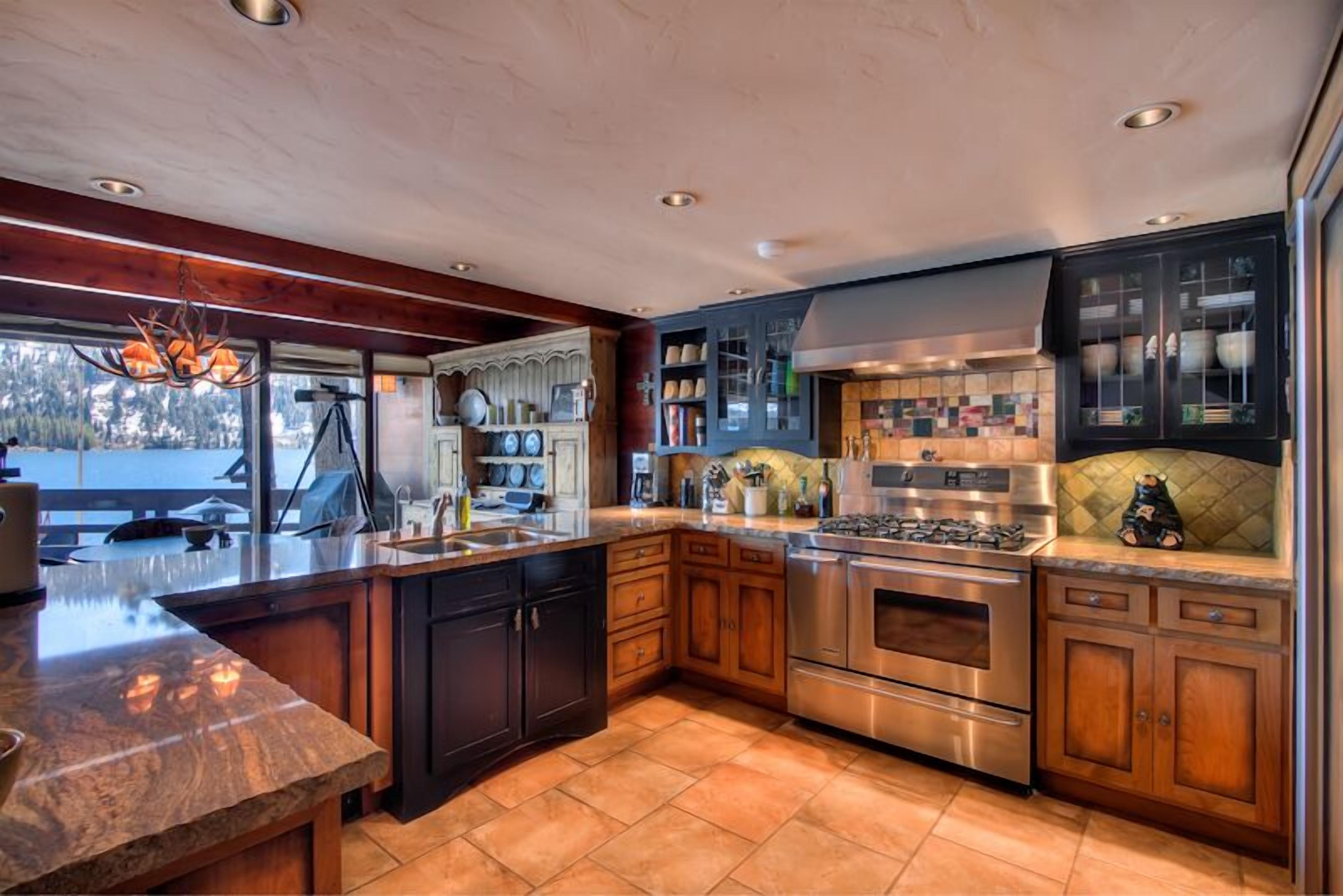 3 bedroom and Den, 3.5 bath, sleeps 12, Lakefront with private dock DLR#004