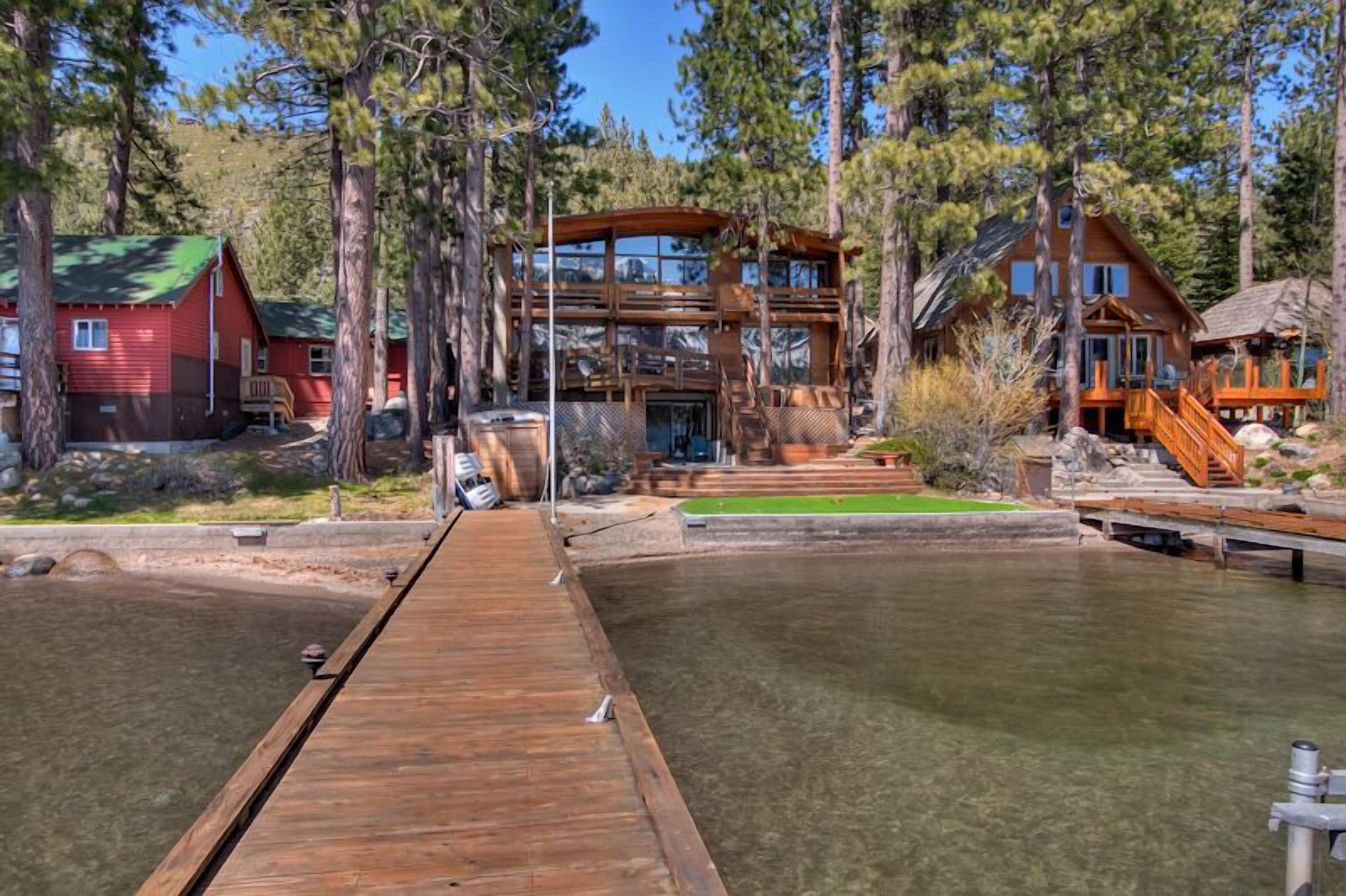 3 bedroom and Den, 3.5 bath, sleeps 12, Lakefront with private dock DLR#004