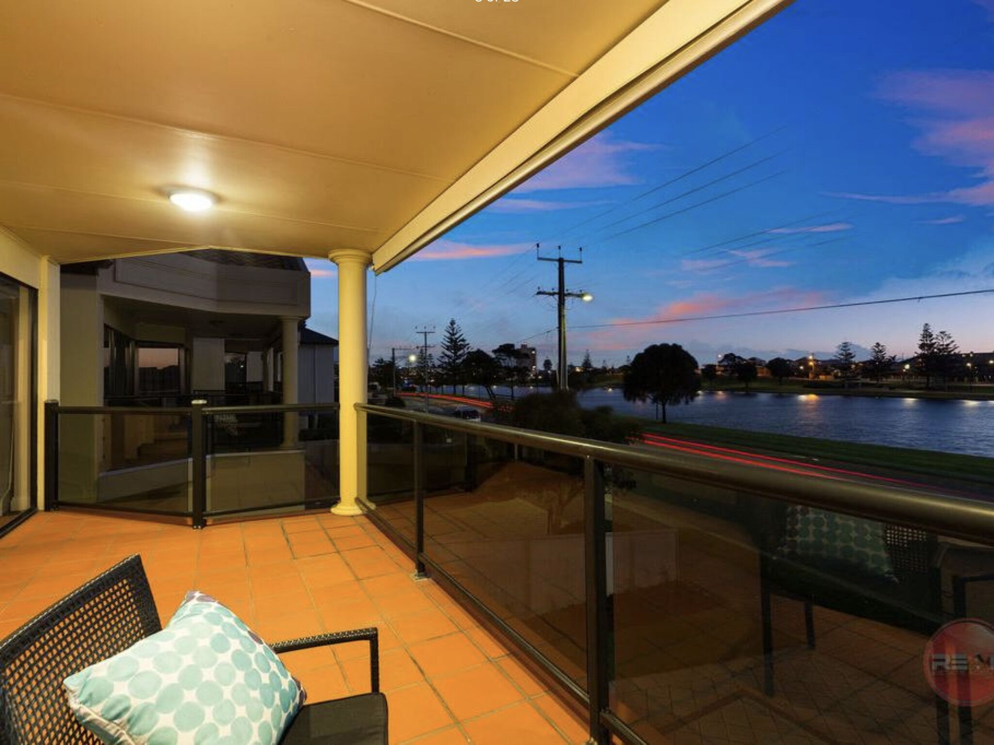 Glenelg stunning Family Home - 3 bedroom / 3  bathroom/ Free Wifi- Netflix