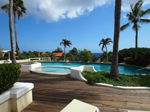 Spacious apartment in the exclusive Royal Palm Resort, ocean view