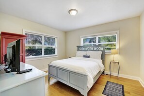 4 habitaciones, escritorio y tabla de planchar con plancha 