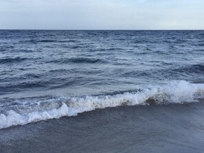 Sun-loungers, beach umbrellas, beach towels - Fun Downtown Delray Home-Walk to Atlantic Ave.-Pool-Tiki hut-Bikes-WiFi-Near All (Delray Beach)