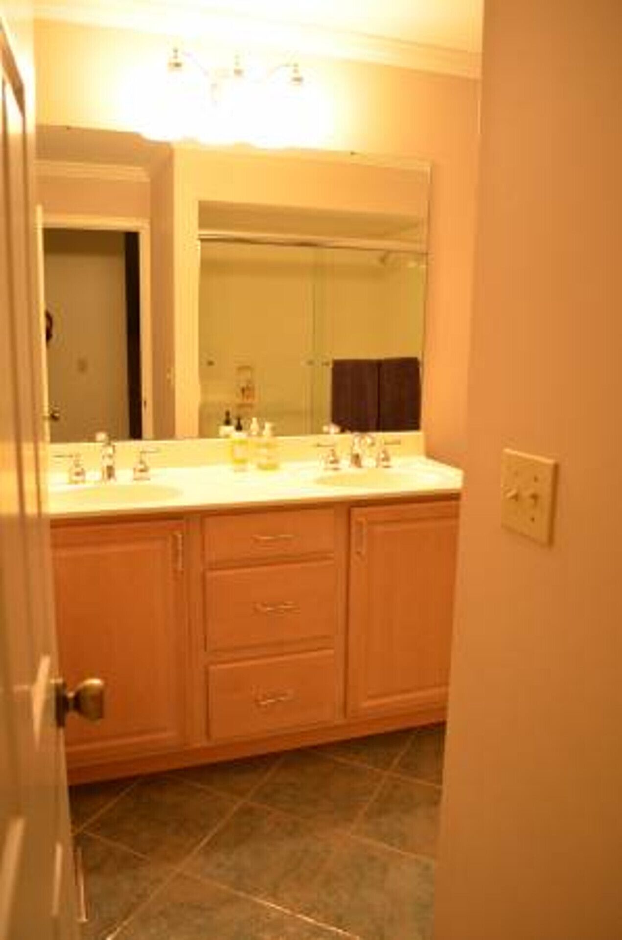 Office and 5 BR, Updated Bathrooms, Movie Theater in Creve Coeur 