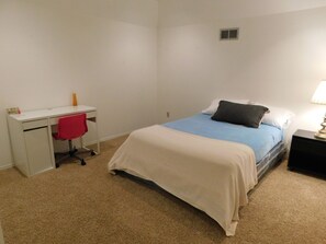 6 bedrooms, desk, iron/ironing board, free WiFi