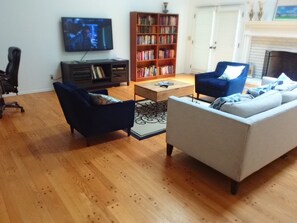 Een televisie, een open haard, videogames en een dvd-speler