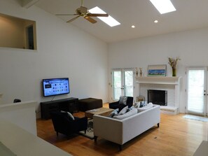 Een televisie, een open haard, videogames en een dvd-speler