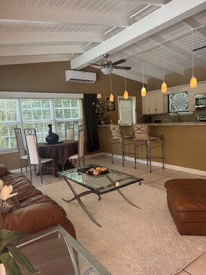 TV, DVD player - Luxury 2 Bedroom - 3 min walk to the beach
Stay 1 week save 10% 1 month save 20% (Fort Lauderdale)