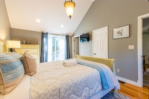 3 bedrooms, travel crib, WiFi, bed sheets - New to Market Cape Cod Waterfront Gem 1 Mile from Ocean, Boating from Backyard (West Dennis)