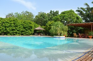 Indoor pool, sun loungers - Gite L'anarcadier (Ngaparou)