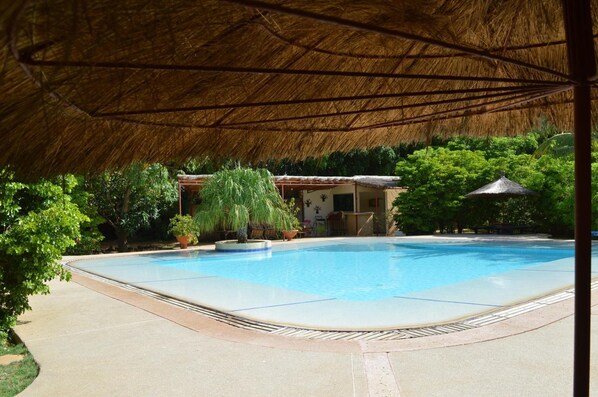 Εσωτερική πισίνα, ξαπλώστρες