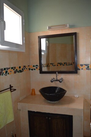 Suihku, sadesuihkupää, pyyhkeet