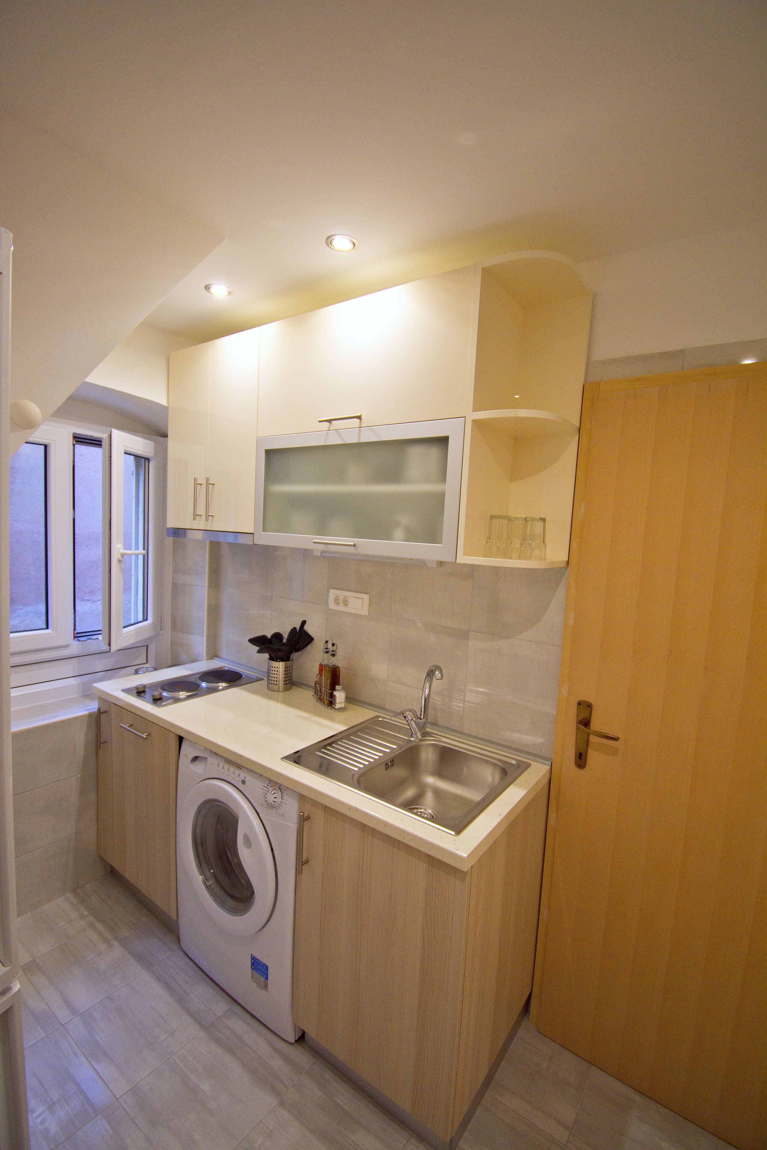 Coffee/tea maker, toaster, blender