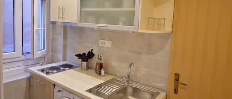 Coffee/tea maker, toaster, blender