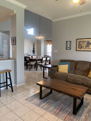 Smart TV, fireplace, printers - This Texas Oasis Home in a quiet neighborhood with easy access to IH-30 (Arlington)