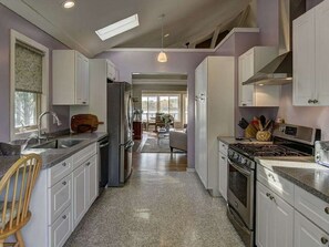 冰箱、微波炉、烤箱、炉灶