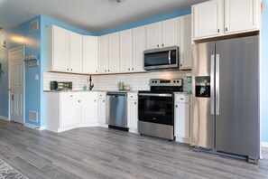 Een koelkast, een magnetron, een oven, een kookplaat