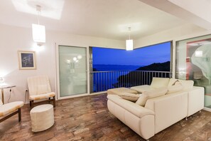 TV, books - Beautiful modern villa (Milna)