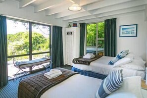 3 bedrooms, iron/ironing board, WiFi, bed sheets