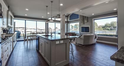 Gorgeous Spacious Waterfront Townhome