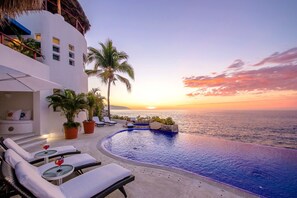 An infinity pool, a heated pool - Breathtaking Specials! Pay 3 Nights & Stay 4 OR Pay for 5 Nights & Stay 7 (Puerto Vallarta, JAL)