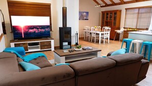 Un salon avec un canapé, une télévision et une cheminée.