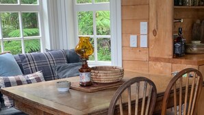 Un interior de madera con una mesa de comedor, sillas y un sofá.