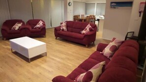 Smart-TV, Kamin, Videospiele, DVD-Player