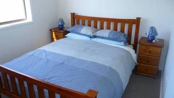 4 slaapkamers, een strijkplank/strijkijzer, reisbedje, wifi