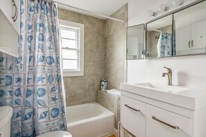 Secadora de cabello, toallas, papel de baño 
