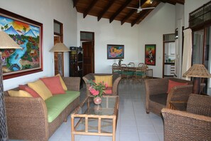 Een televisie, een dvd-speler, boeken en een stereo