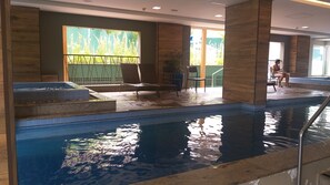 Piscine intérieure, piscine extérieure