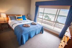 5 bedrooms, iron/ironing board, WiFi, bed sheets - Limestone Ridge River Getaway (Tailem Bend)