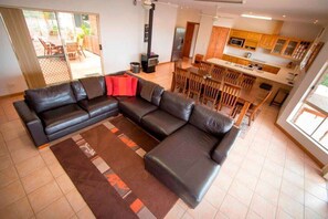 TV, fireplace, offices - Limestone Ridge River Getaway (Tailem Bend)