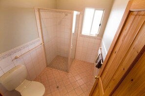 Bathtub, hair dryer, towels - Limestone Ridge River Getaway (Tailem Bend)